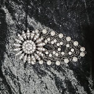 Ladies Rinestone with Flax Pearls Brooche